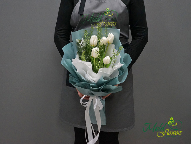 Букет - комплимент из белых тюльпанов Фото